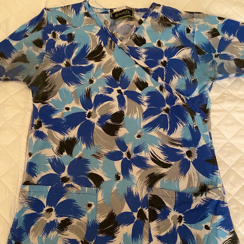Scrub tops - Picture 7 of 8